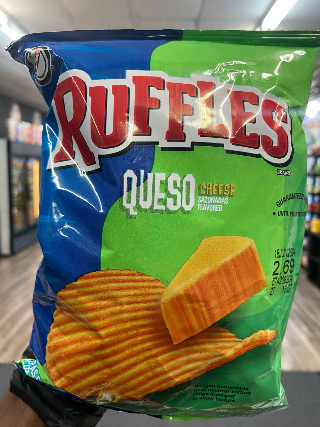 Ruffles Queso Cheeso Flavored potato chils(USA)